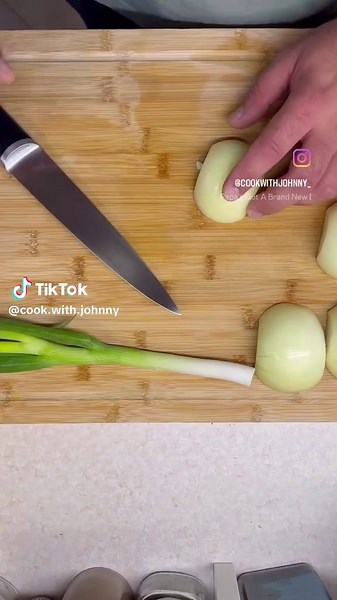 🫑 Πιπερόπιτα — Cook with Johnny style 🌶️ Υλικά: \t•\t6 φύλλα χωριάτικα \t•\t1 kg πιπεριές (Φλωρίνης ή πολύχρωμες) \t•\t2 κρεμμύδια ξερά \t•\t1 κρεμμυδάκι φρέσκο \t•\t400 g φέτα (ή όσο αγαπάς) \t•\t200 g γραβιέρα, τριμμένη \t•\t1 κρέμα γάλακτος light \t•\t1 αυγό \t•\tΘυμάρι \t•\tΒούτυρο \t•\tΕλαιόλαδο \t•\tΑλάτι & πιπέρι \t•\tΜπούκοβο | Μισό κύβο λαχανικών \t•\t2 κ.γ. καστανή ζάχαρη \t•\tΜαύρο σουσάμι (προαιρετικά, για το touch) ⸻ Εκτέλεση: \t1.\tΨιλόκοψε τα κρεμμύδια και ρίξ’ τα σε βαθύ τηγάνι