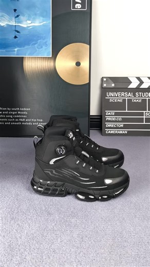 Pre-installed steel toe cap, Kevlar anti-puncture midsole. This is a pair of high-quality safety shoes with excellent appearance! #besttrainersformen #walkingshoes #trainersformen #autumnshoes #walkingboots #unisexsportsshoes #designertrainers #hugobosstrainers #outdoorfootwear #bestrunningshoes