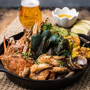 When matched well, beer is awesome in elevating and accentuating seafood. And that relationship is a two-way street. Show your dad how much you care by whipping up this 🍺Beer Butter Spice Seafood dish! 🥘'Cause homemade's always best. #fathersday #lovedad #dad #iloveyou3000 #seafood #beer #foodpairing #recipe #cooking #homemade | Cold Storage Singapore