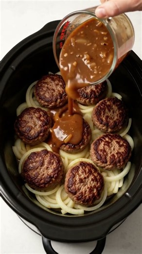 🍔🥘 Slow Cooker Salisbury Steak with Rich Onion Gravy