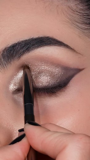 Natasha Denona on Instagram‎: "ACCENT WING EYE GLAM🤩👀 לוק עיניים מודגש עם הפלטה הכי נמכרת של נטאשה דנונה – I NEED A NUDE EYESHADOW PALETTE 🌟🩶 לכל הפרטים על האיפור – גללי למטה 👇 #makeupbynatashadenona איפור: בסיס: HY-GLAM CORRECTOR C2 עיניים: I NEED A NUDE EYESHADOW PALETTE Tender - outer corner, upper lashline, line crease, tear duct, Stone - blend crease, transition Silouhette - blend wing, Mesh - blend crease Delilah - eyelid Muse - inner corner Work & Set + shade black - upper lashline #