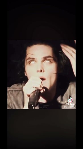 Back to editszss #band #mychemicalromance #mcr #concert #early2000s #gerardway #edit #emo #music