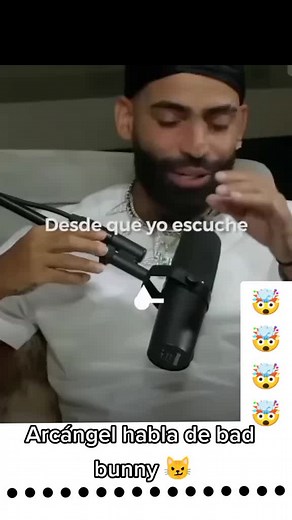 Insightful Music Discussion with Overlaid Spanish Text