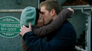 David y Mary Margaret se besan