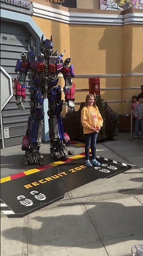 Evelyn meeting Optimus prime at Universal Studios Hollywood ￼