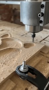 Trabajo detrás de una fresadora fresadora de carpintería fresadora de carpintería trabajos de carpintería trabajos de carpintería trabajos de madera hechos a mano cnc router trabajos