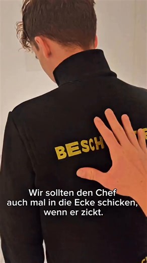 Wir bestrafen neuerdings unseren Chef mit einer Stillen Treppe, wenn er seine Launen hat 🙄😂 Natürlich nur Spass - wir lieben unseren Chef 🫶 #physiobasel #physiotherapie #physiotherapiebasel #teamlove | Physio-Basel.ch