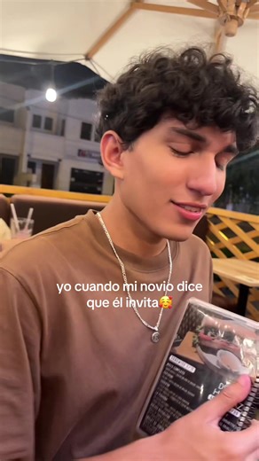 Reacciones graciosas a las invitaciones de pareja