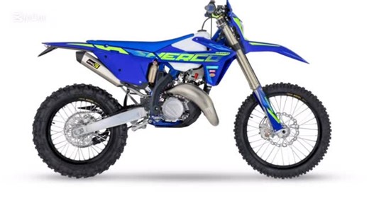 @elvetika_motors on Instagram: "🔥 Sherco 125 2T Enduro — Légère, nerveuse et prête à tout ! 🔥 La petite bombe bleue qui fait battre le cœur des enduristes. Maniabilité incroyable, couple immédiat, sensations garanties à chaque ouverture de gaz. Que ce soit pour dévorer les singles, grimper les pierriers ou simplement te faire plaisir en forêt, cette 125 2T est l’arme parfaite pour progresser et se régaler. 💨💙 👉 Parfaite pour les amateurs de sensations pures 👉 Entretien simple, plaisir maxi