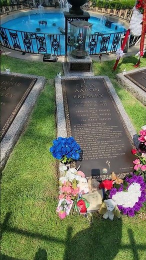 Exclusive: *RARE FOOTAGE* ELVIS PRESLEY'S 🤴 GRAVE IN GRACELAND TENNESSEE 🎸