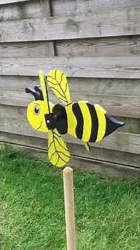 Whirligig bumble bee spinner