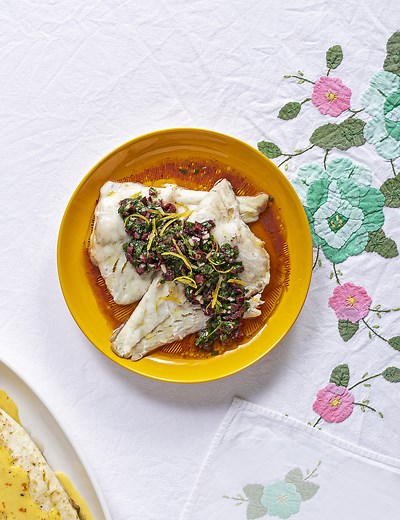Filets de turbot vapeur, salsa d’olives, herbes, ail et citron pour 2 personnes - Recettes - Elle à Table