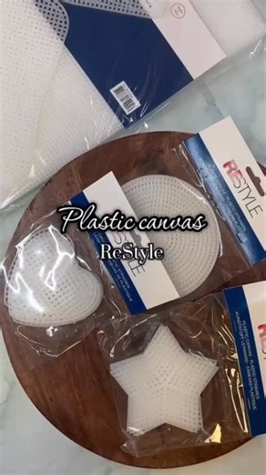ReStyle Studio on Instagram: "Met Restyle plastic stramien maak je de leukste projecten! Kerstornamentjes, decoratieve hangers en zelfs een tasje; wat ga jij maken? With Restyle plastic canvas you can create the most fun projects! Christmas ornaments, decorative hangers, and even a small bag — what will you make? #plasticstramien #letsrestyle #restylestudio #diy#zelfmaken #creatiefmetrestyle #diyproject"
