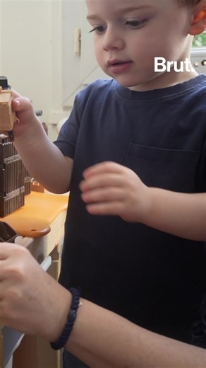 1.6M views · 7.5K reactions | "Notre objectif, c'est le bien-être de notre fille. C'est comme ça qu'on a construit notre vie." Hermione a 5 ans et elle est atteinte du syndrome d'Angelman. Une maladie rare associée notamment à une déficience mentale et intellectuelle, des troubles moteurs ou l'absence de langage. Entourée de ses parents, de son frère Armel ou de ses camarades d'école, son quotidien c'est ça. | Brut | Facebook