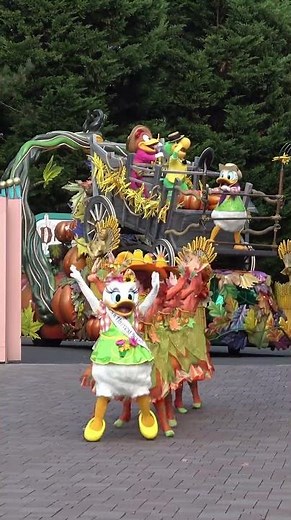 Daisy Duck Performs - and Twirls! - in Disneyland Paris Halloween Parade