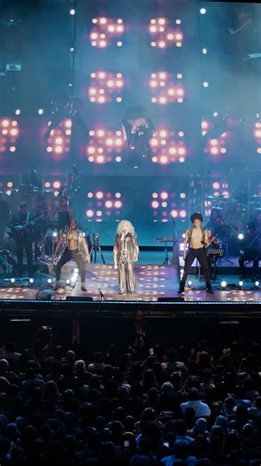 2.9M views · 2.9K reactions | Amores… ¡45 años de música y recuerdos que nos unen!  Prepárense para una noche inolvidable, cantando juntos todos mis éxitos. Será una celebración llena de emoción, pasión y mucha música. ✨  AMANDA MIGUEL – XALAPA, VER.  Sábado 8 de noviembre de 2025 ⏰ 8:30 PM  Gimnasio UV, Xalapa | Amanda Miguel | Facebook