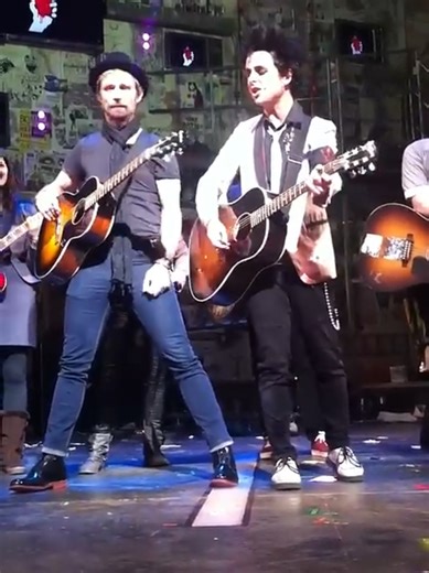 It doesn’t matter how big the stage is, Billie Joe will always need his brother by his side. When he called Mike up during American Idiot on Broadway, he admitted he couldn’t stand being in the same room as him and not picking up a guitar. This is the heart of Green Day: a friendship so deep that it’s impossible to keep it quiet. 🎥 satjack89 | vaporandfume
