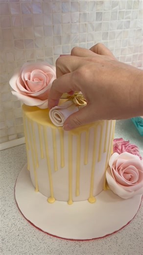 7.9K views · 26 reactions | Decorate a graduation cake with me! Fondant drip cake with handmade scroll, roses & graduation cap! ✨ #cakedecoratingvideos #cakedecoratingtutorial #cakedecorator #bakingtime #bakersoffacebook #cakedecorating #dripcake #fondantcake #cakestagram #cakedesign #birthdaycake #graduationcake | Rosie's Cakes | Facebook