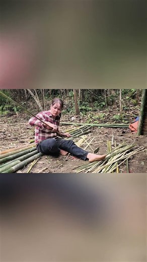 Single Mom Survival – Building a Cozy Bamboo Bed Deep in the Forest