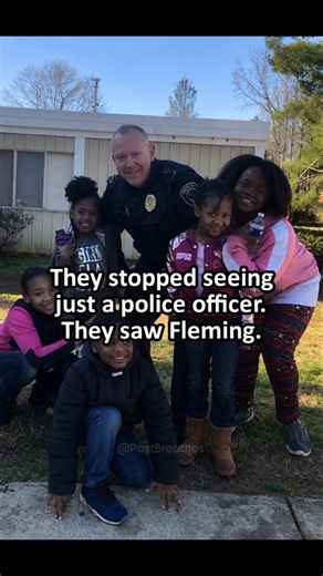 The Police Officer Who Sat Down and Played With Afraid Kids #PoliceOfficer #Kindness #HumanStory