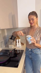 Granola express de plátano ¿Cómo no había descubierto antes esta maravilla? Imaginaos un banana bread transformado en granola ¡es esto! Heavy lo rico que está, y en un pis pas!! Tomad nota: ◽️Ingredientes (para 2 personas): ▫️200 g de copos de avena (una taza) ▫️2 plátanos ▫️1 cucharada sopera colmada de miel ▫️1 cucharada sopera de aceite de coco ▫️1 puñado de nueces ▫️Canela al gusto ◽️Elaboración: ▫️Funde el aceite de coco en una sartén y añade los copos de avena, las nueces y la canela. Tues