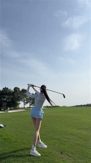 Sunshine, Her Smile… and a Perfect Golf Swing ☀️😏🏌️‍♀️ #golfswing