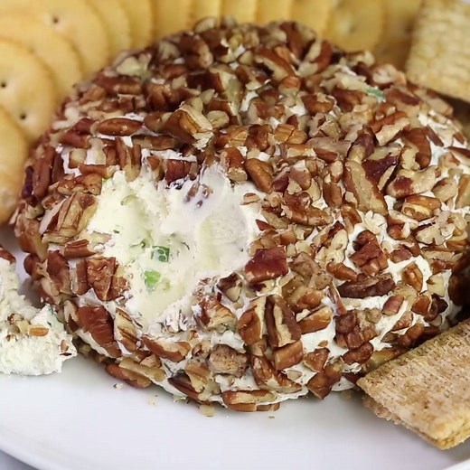 4 ingredient cheese ball -hands down one of the easiest and yummiest recipes to serve at your next party! RECIPE: https://www.iheartnaptime.net/4-ingredient-cheese-ball/ | I Heart Naptime