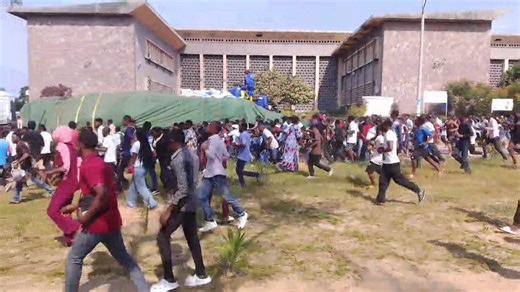 🔴 Exclusif / Forte concentration dangereuse sur le site de l'Université de Kinshasa ce samedi 3 janvier 2026. Étudiants et non-étudiants se précipitent pour prendre un sac de semoule offert par le service national. Même les kukunas des quartiers périphériques, notamment Kindele et Mbanza-Lemba, sont présents. Une jeune étudiante s'est fracturée une jambe et transférée aux cliniques universitaires. Cela témoigne d'une mauvaise gestion du comité de l'Université de Kinshasa. | Néo Africa