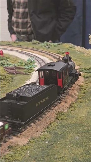 4-6-0 Christmas train in Jacksonville train show *LAST VIDEO OF THE TRAIN SHOW*