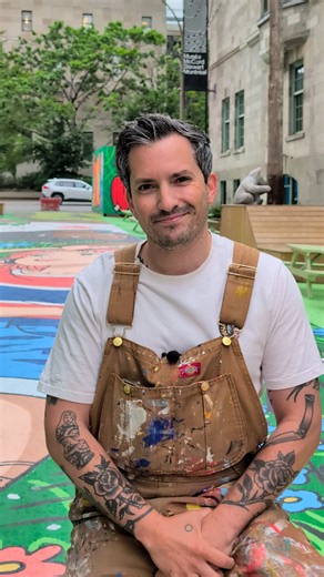 As-tu découvert la nouvelle identité visuelle de la Ruelle du Musée? ☀️ @whatisadam, artiste visuel et muraliste, parle de son œuvre et de ses inspirations. Oeuvre réalisée dans le cadre de @muralfestival. • • • Have you discovered the new identity of the Museum Alley? ☀️ @whatisadam, visual artist and muralist, talks about his work and his inspirations. Work created as part of @muralfestival. Présenté par • Presented by Le Fonds OVI Grand partenaire Montréalité • Premier Partner Montreal Storie