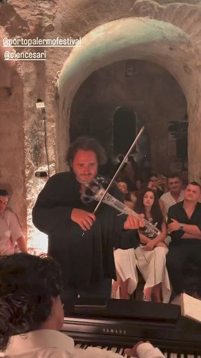 Inva Mula, Genc Tukiçi dhe Olen Cesari, koncert në kalanë e Porto Palermos!3 artistë nga më të njohurit e skenës shqiptare e botërore, performuan mbrëmjen e së dielës në kalanë e Porto Palermos.Inva Mula, Genc Tukiçi e Olen Cesari ishin artistët që sollën koncertin e titulluar “The paths of love” (Shtigjet e dashurisë), në kuadër të Porto Palermo Festival.#usalbanianmediagroup #duameshumeshqiperine #albanianamerican #albaniancommunity #albaniansinusa #albania #kosova #çamëri #arbëria #jamshqipta