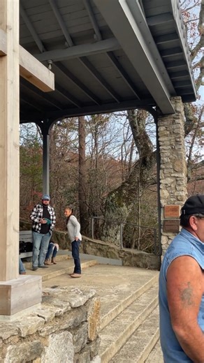 Pretty Place, oficialmente conocida como Fred W. Symmes Chapel, es una hermosa capilla al aire libre ubicada en Carolina del Sur. Forma parte del YMCA Camp Greenville y es famosa por sus impresionantes vistas panorámicas de las montañas Blue Ridge. Es un lugar popular para bodas y eventos. Consulta los horarios en línea antes de ir, ya que puede estar cerrada por eventos privados. Es una atracción singular en Carolina del Sur para quienes buscan paz, belleza natural y un momento de reflexión. | 