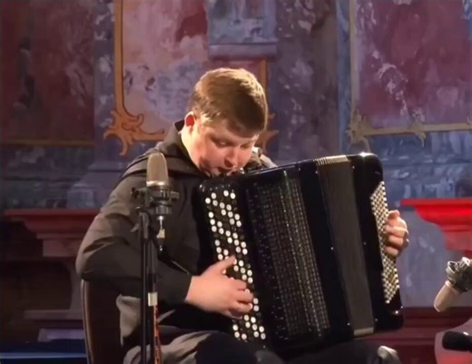 This artist plays one of Vivaldi's most difficult pieces, a work that is normally performed by a whole orchestra.