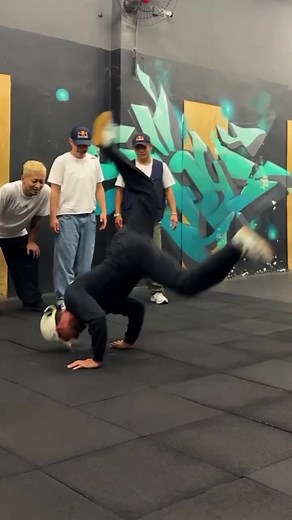 28K views · 740 reactions | Desafio da rede Bull de breaking, quem errar o movimento perde, os bboys que estão jogando são Alvin e Lil g, os dois possuem ótimos Power moves e tricks na dança, confiram para saber quem foi que ganhou hoje. #breakdance #dança #dance | Bboy Gordek | Facebook
