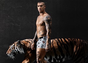 Dustin Martin walks alongside a tiger in Bonds ad