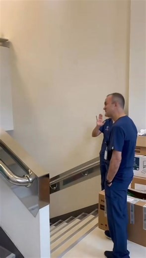 Un strigat de ajutor in miez de noapte. Acum cateva seri m-a sunat medicul Catalin Carstoveanu. Era in garda in sectia de Terapie Intensiva Nou Nascuti de la spitalul Marie Curie, un loc in care sunt in permanenta 27 de copii. Pe lista de asteptare mai erau 20 de copii. N-ai cum sa nu te gandesti la cosmarul prin care trece un parinte aflat in situatia de a nu avea unde sa isi duca pruncul, sa-l salveze. Pentru ca nu sunt locuri. Medicul Carstoveanu a inceput acum cativa ani lucrarile la extinde