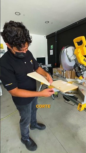 Corta grande y marca exacto ✂️🔦 Sierra ingleteadora de 12” #DeWalt DWS780 #carpinteria