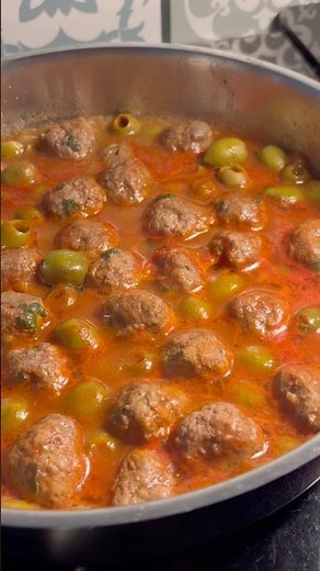 Boulettes de viande hachée bien fondante, mijotée dans une sauce rouge parfumée aux olives 🍅🫒