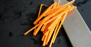 Tailler une julienne de carotte