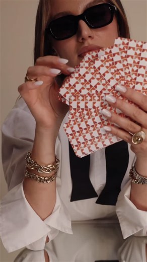 MAGNOR on Instagram: "BLACK FRIDAY la MAGNOR sau mai bine zis jocul în care tu ai ASUL câștigător! ♠️Folosește-l pentru a-ți achiziționa produsele favorite reduse cu până la 90%: bijuterii din aur și cu diamante, ceasuri și genți de lux, dar și electronice. Reduceri valabile online și în magazine. 💥În plus, la comenzile online de peste 1000 RON primești cadou un cadou surpriză din aur 9k, un detaliu rafinat care completează orice achiziție. Cumpărăturile nu au fost niciodată mai accesibile. ✅Pr