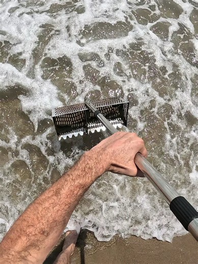 Ratisser la plage pour trouver des trésors