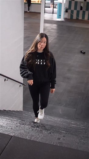 PAULA ROVIRA on Instagram: "Enero, gym lleno y cero máquinas libres😌 ¿Dejamos de entrenar? No✋ Dos mancuernas, una full body completa y listos para entrenar. Superseries, poco material y máxima eficacia. Full body ⏱️ 45 min 1. Zancada reversa + press militar I 3x10 (por pierna) 2. Peso muerto rumano + remo I 3x12,10,8 3. Sentadilla goblet + isométrica con curl de bíceps I 3x 10 + 40 segundos” (haciendo el curl sin parar) 4. Puente de glúteo + isométrico + press francés I 15 + 10 (aguantando arr