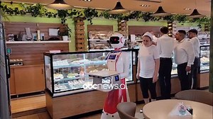 Në zemër të qytetit bregdetar të Durrësit, një pastiçeri po bën një hap të madh drejt të ardhmes. Për ëmbëlsirat dhe kafetë e shijshme ka integruar në staf një anëtar të ri – një robot kamarier që i ka çuar shërbimet në një nivel krejt tjetër. Roboti quhet Melisa dhe është më shumë se një pajisje teknologjike; është një mrekulli e vogël që ka tërhequr vëmendjen dhe dashurinë e klientëve. Pronarja pastiçerisë, Eriona Sopi, na tregon rrugëtimin e këtij investimi që shënon risinë e parë për qytetin