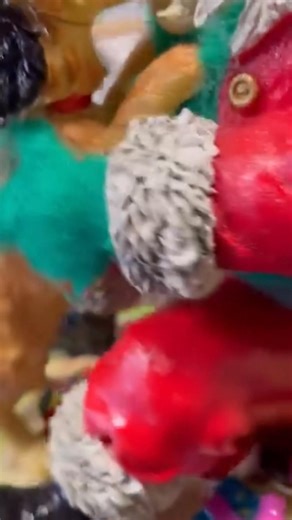 What's up yall! Check out this piece I just finished up. Worked on this guy over the span of 2 Xmas seasons. Rescued from a Chicagoland thrift store in December of '23 and now leading a different life. I thought i would have had him done last year, but I ran out of time, and so he sat for another 10 months. 😅 I began working on him again in October in between Regan sessions, and now he's arrived just in time to crash the holidays. Grinch and Max are currently on display at @ggsemporium #grinch 