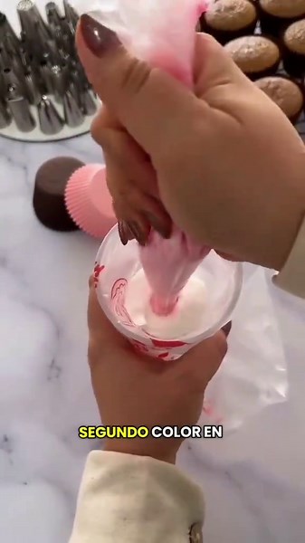 😍 Te enseño cómo hacer una decoración de dos tonos con la boquilla 2D! #chantillycream #reposteria #emprenderdesdecasa #emprendimiento #mangas