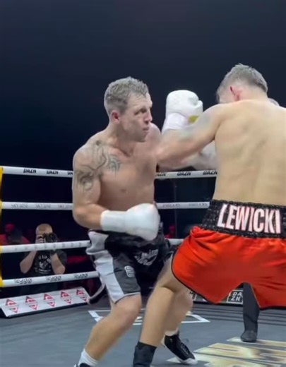 What an incredible night of boxing. No losers tonight, both lads stock has risen equally @ozzyjamesosborne27 - spend that money wisely, I have many kids and it goes quick 🤣. @rlboxing Rys - this fight will be pivotal to your future success. Caught cold after tough semi final in this format of competition is close to irrelevant, all those amateur bouts and hard training under Brendan will pay off 💯 . And @gbmsports - feeling so proud of Sheffield right now 👏👏 | Laces Boxing Club