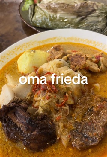 on today’s episode of daddy issues and ketupat sayur @omafrieda.id #ketupat #kulinerjakarta #fatherdaughter #jktfoodbang #jakartafoodies