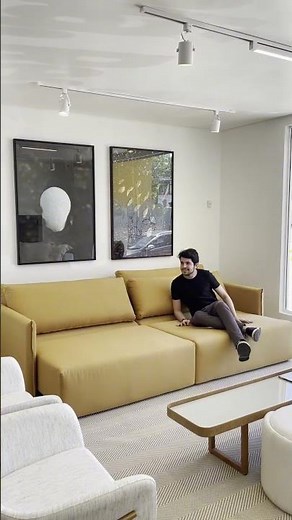 O sofá retrátil pra quem tem sala pequena. Com braços finos e sem caixa, é compacto e prático.
