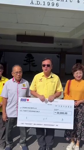 44 reactions · 27 shares | Handing over cheque to SJK Chung Hua 4 1/2 | Lo Khere Chiang | Facebook