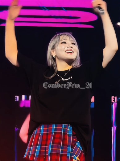 A quiet moment, but CL’s aura still fills the whole stage. By : @comberfew_21 #CL #chaelincl #2ne1 #fancam #kpopVisual